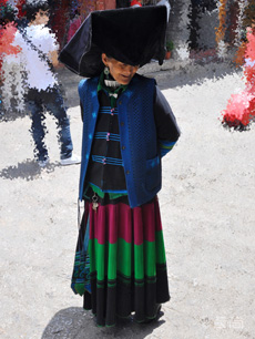 传统蜈蚣扣对襟纳西族服饰定制